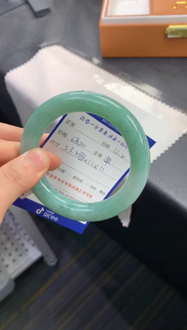 未镶嵌手镯翡翠退货需手镯吊牌标签完好