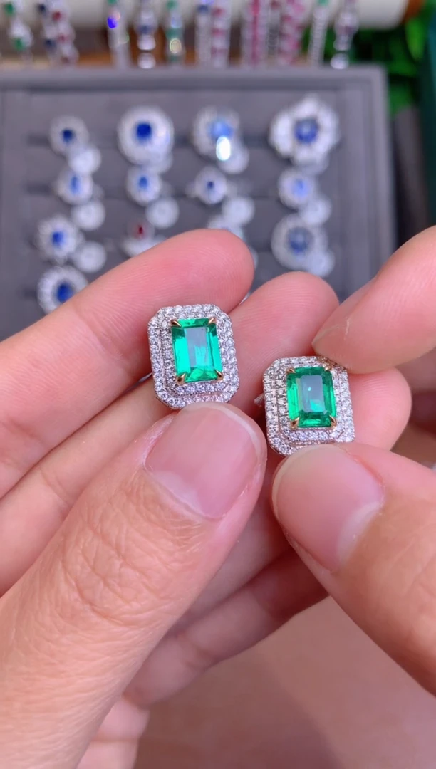【闪购商品】祖母绿耳钉18K金镶嵌2.08CT