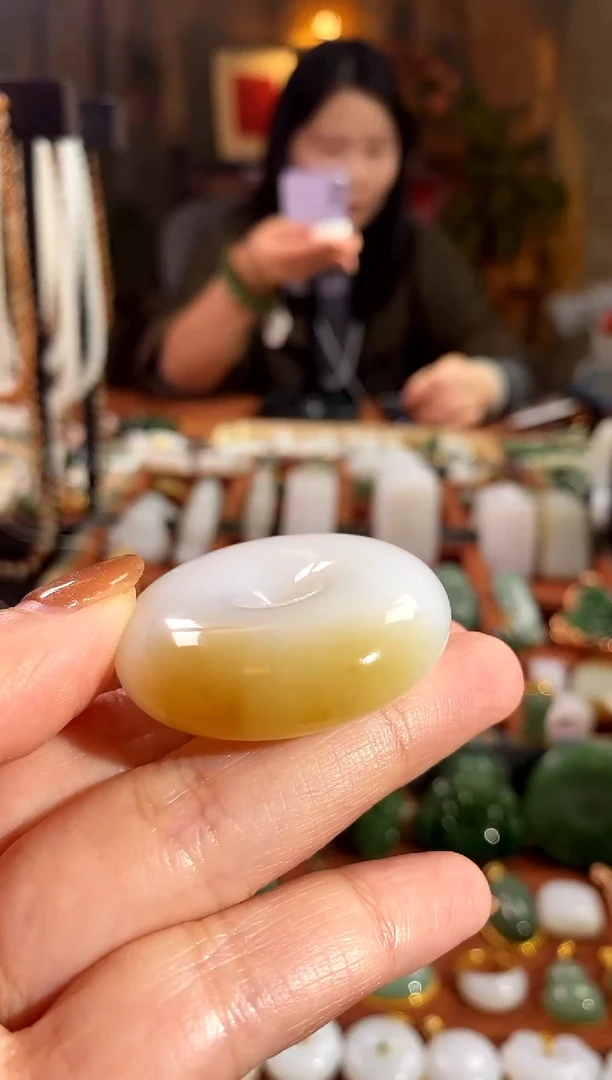 吊坠(赠链)未镶嵌和田玉.