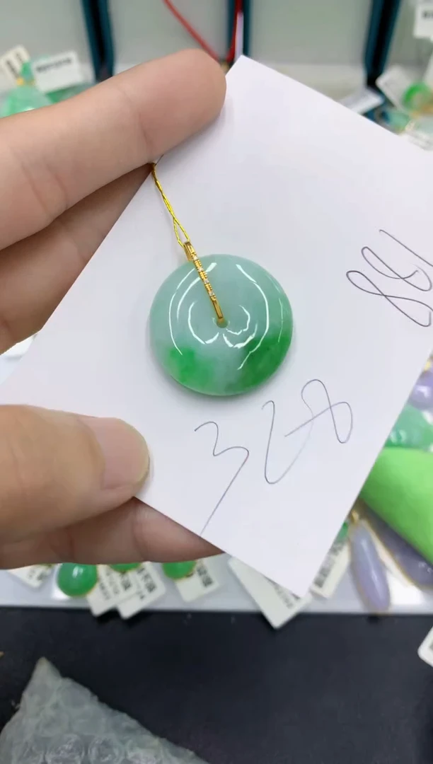 翡翠18K金镶嵌颈饰翡翠