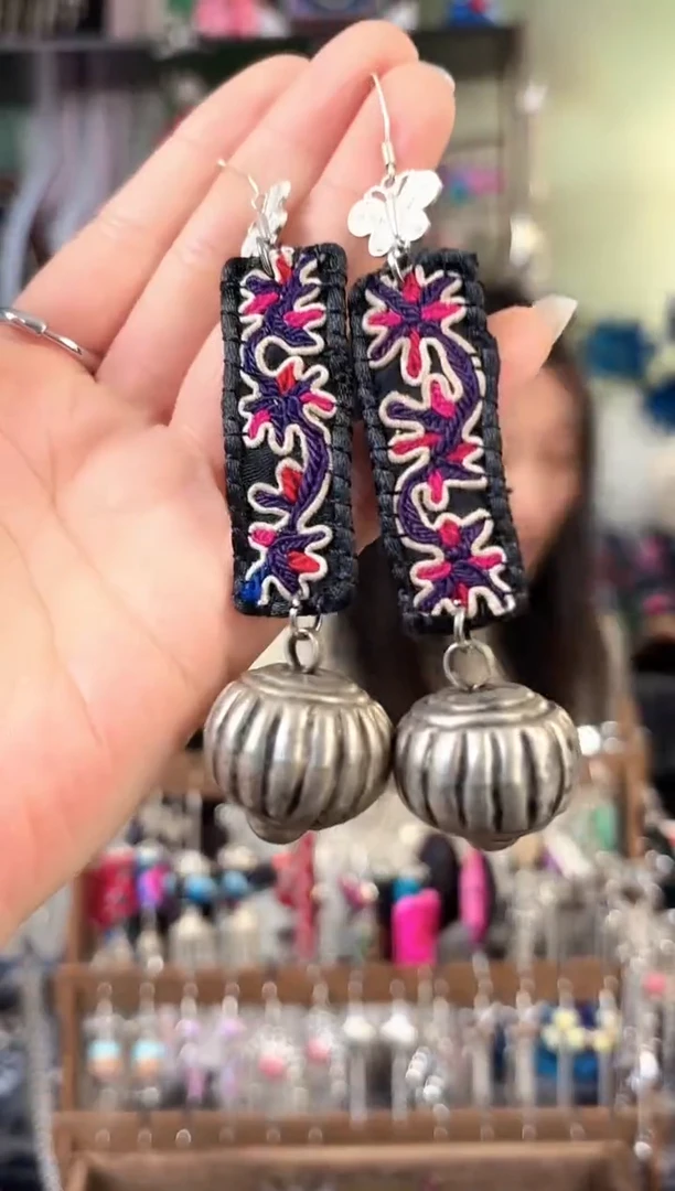 彩云南阁非遗老绣饰品610