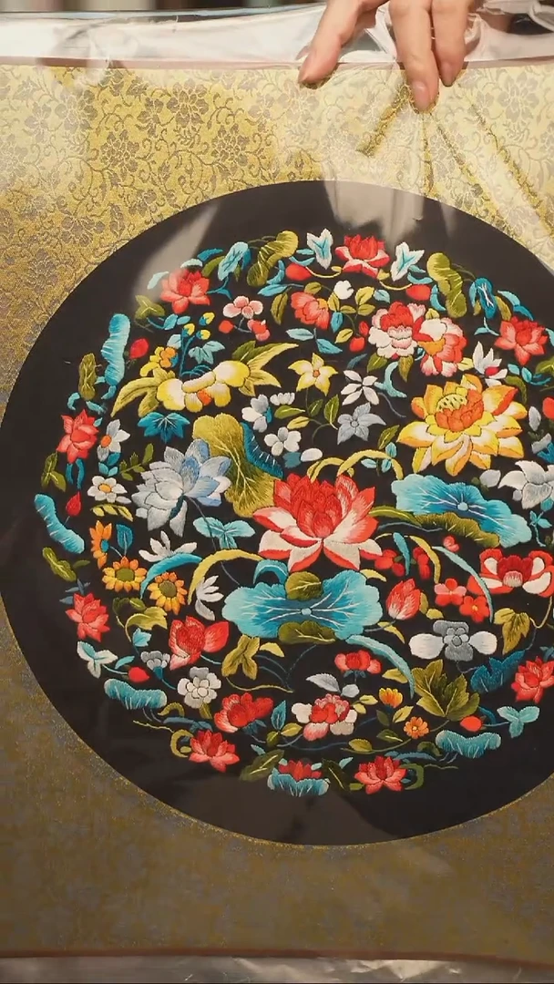 扇子苏绣挂画 30乘30 加框45乘45