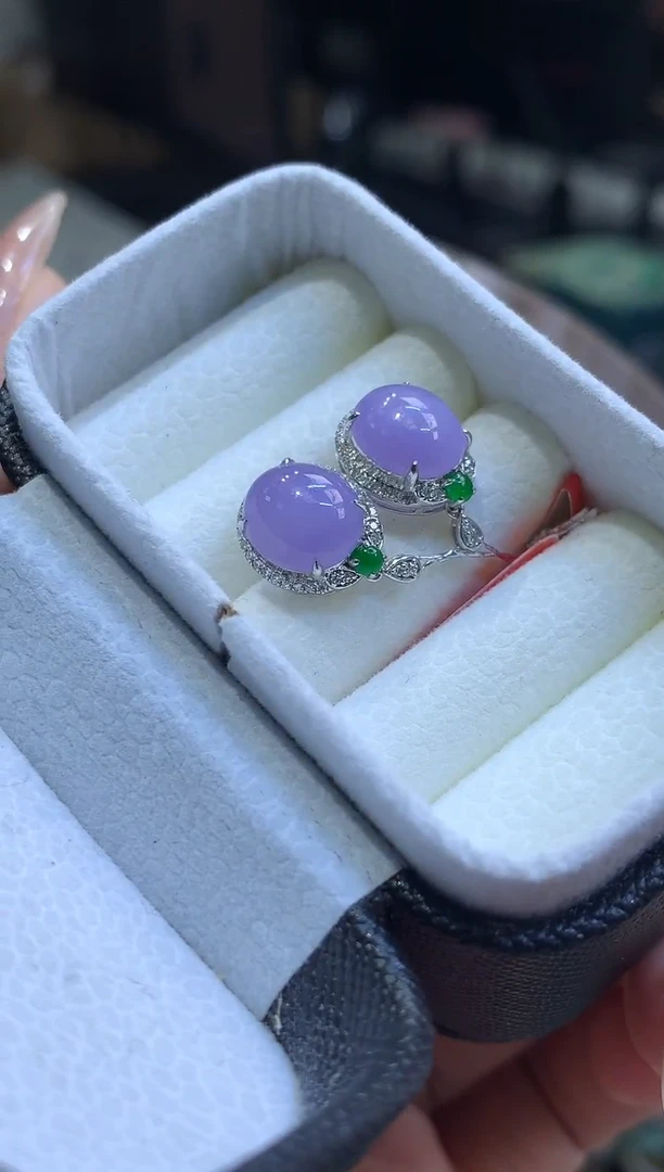 18K金镶嵌挂件翡翠耳饰