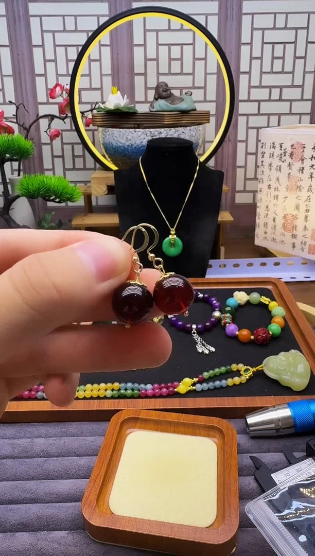 14K金镶嵌血珀耳饰E329