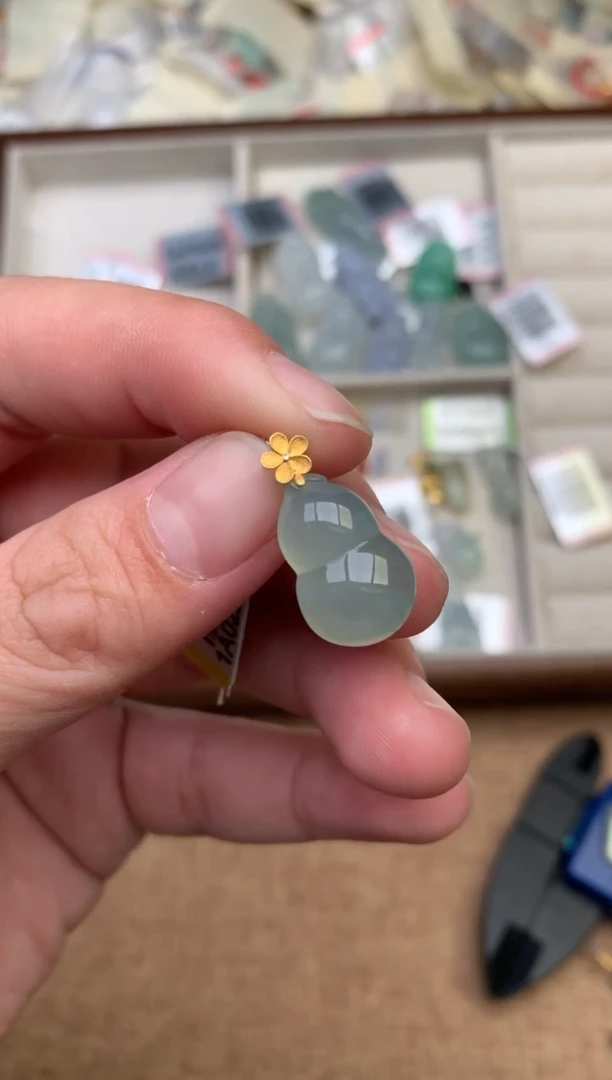 18K金镶嵌挂件翡翠一