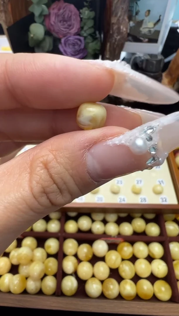 【闪购商品】蜜蜡裸石未镶嵌俄料微瑕8*6.9mm0.302克