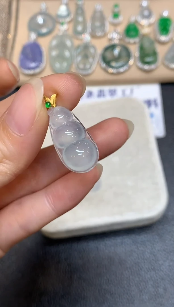 颈饰18K金镶嵌翡翠福豆【无服务费