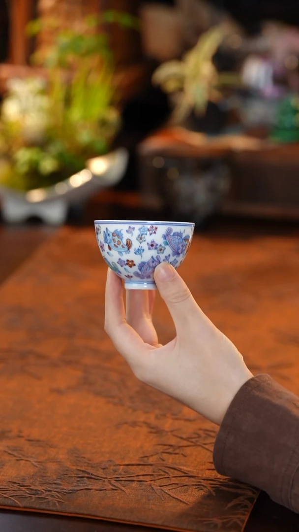 斗彩花卉鱼杯