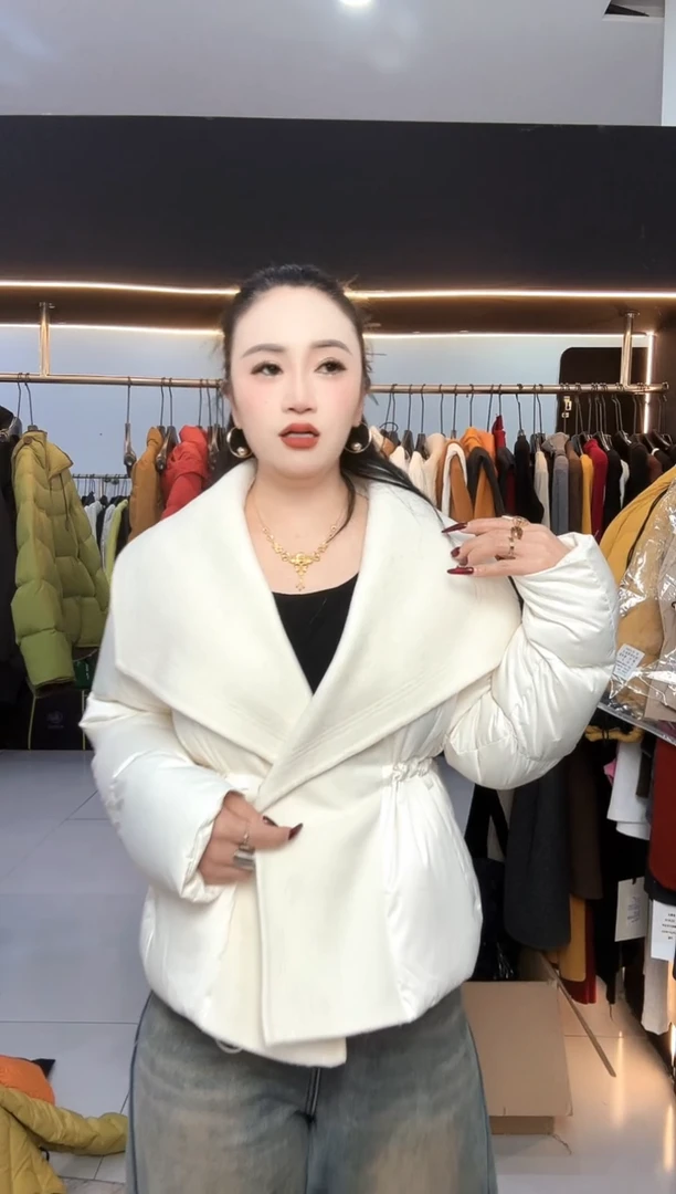 白色羽绒服保暖冬季