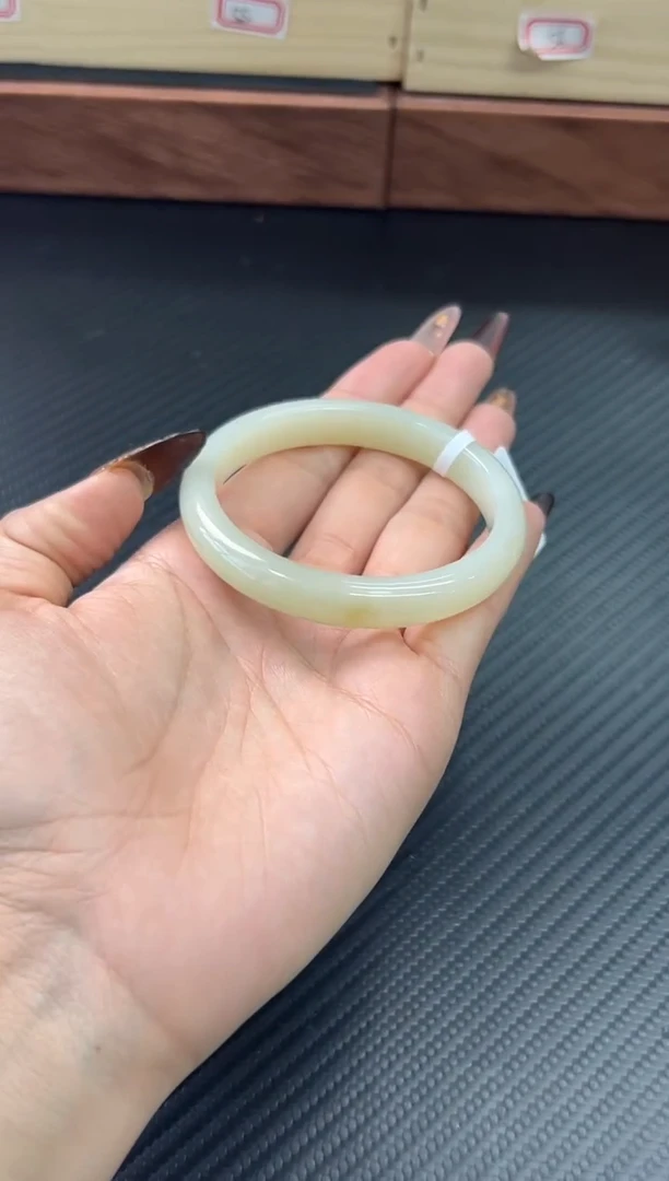 未镶嵌手镯和田玉金山微色差56+