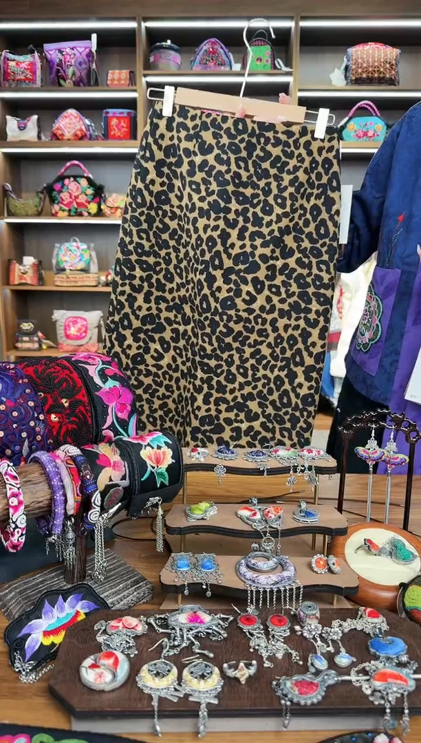 【闪购商品】织绣A11蒙阿苏苗绣传承