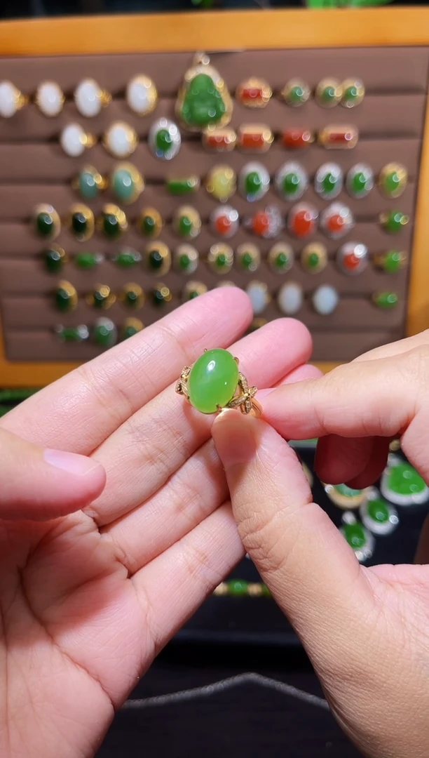 【闪购商品】和田玉戒指18K金镶嵌苹果绿厚金镶嵌戒指