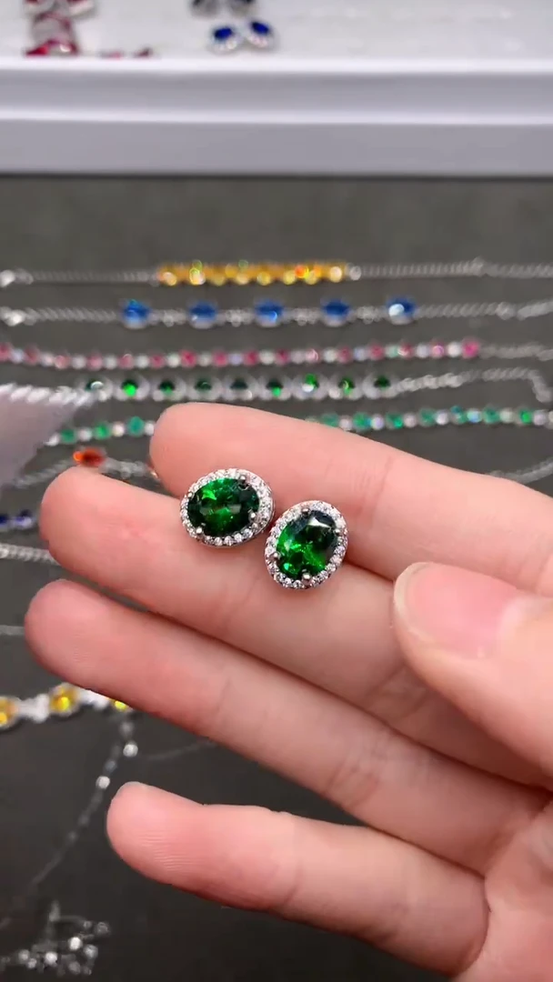 【闪购商品】透辉石耳钉银S925镶嵌·····