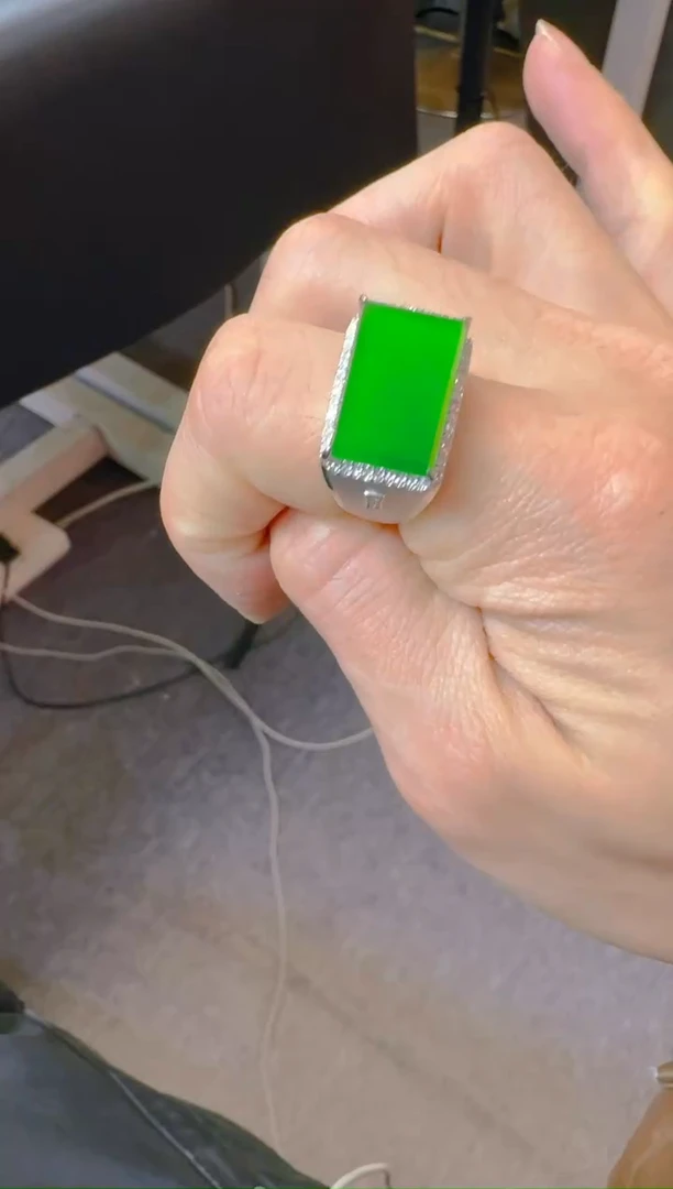 18K金镶嵌戒指翡翠天然A货翡翠