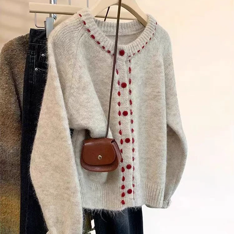 杏色软糯气质圆领毛衣外套女秋冬2025新款设计感慵懒针织开衫上衣