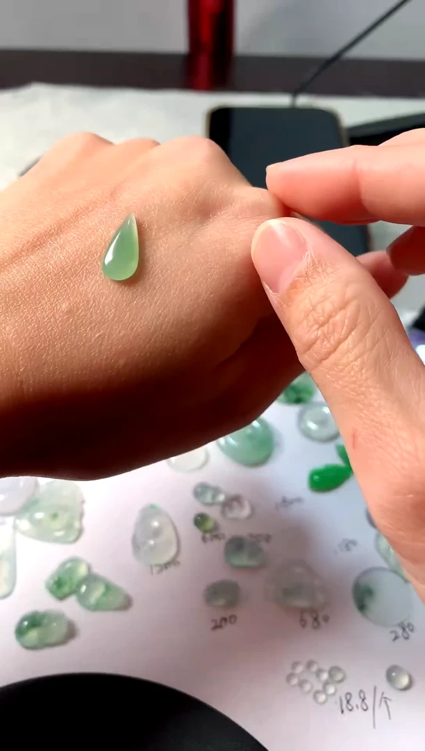 【闪购商品】翡翠颈饰未镶嵌翡翠A货水滴戒面