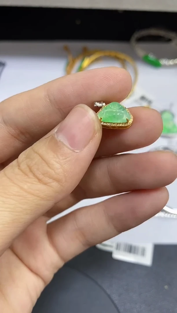颈饰18K金镶嵌翡翠颈饰 18K金镶嵌 翡翠