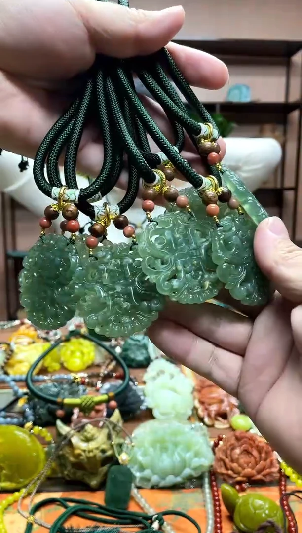 未镶嵌岫玉吊坠多样性发货发其中之一