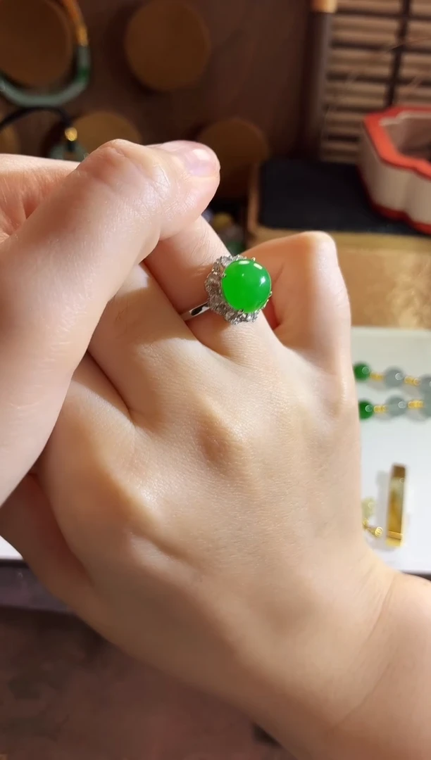 18K金镶嵌戒指翡翠手饰