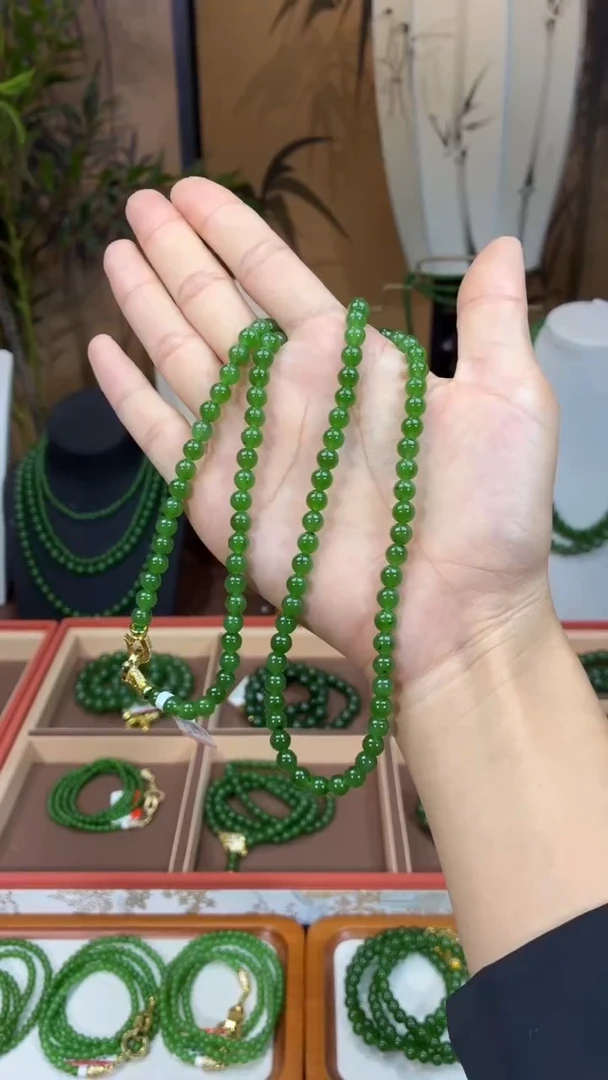 颈饰未镶嵌和田玉（碧玉）6色标级阳绿微矿毛衣链