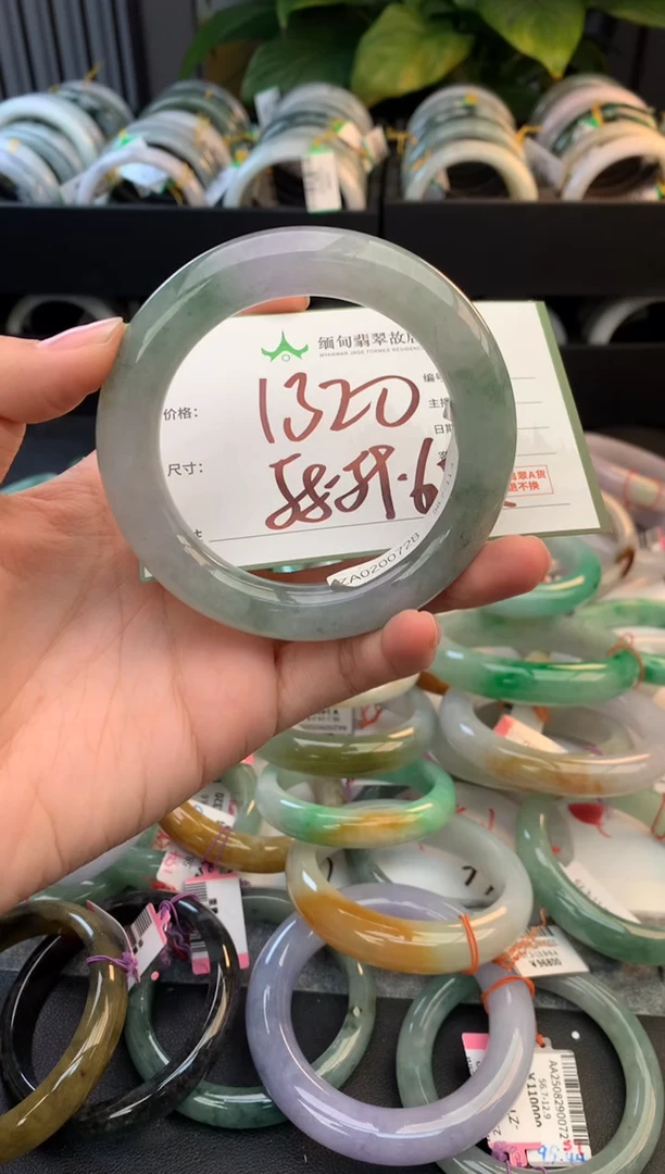 未镶嵌定制翡翠今****?毛货需精细抛光+多人