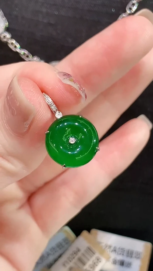 吊坠(不含链)18K金镶嵌翡翠多样性发其一