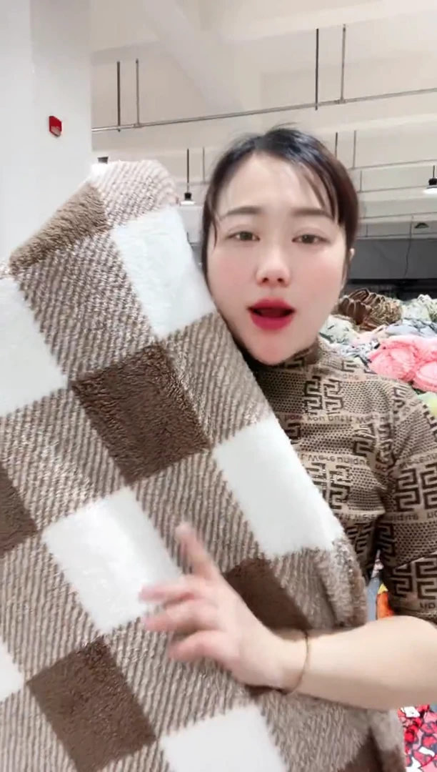 牛奶绒主播手上展示的产品