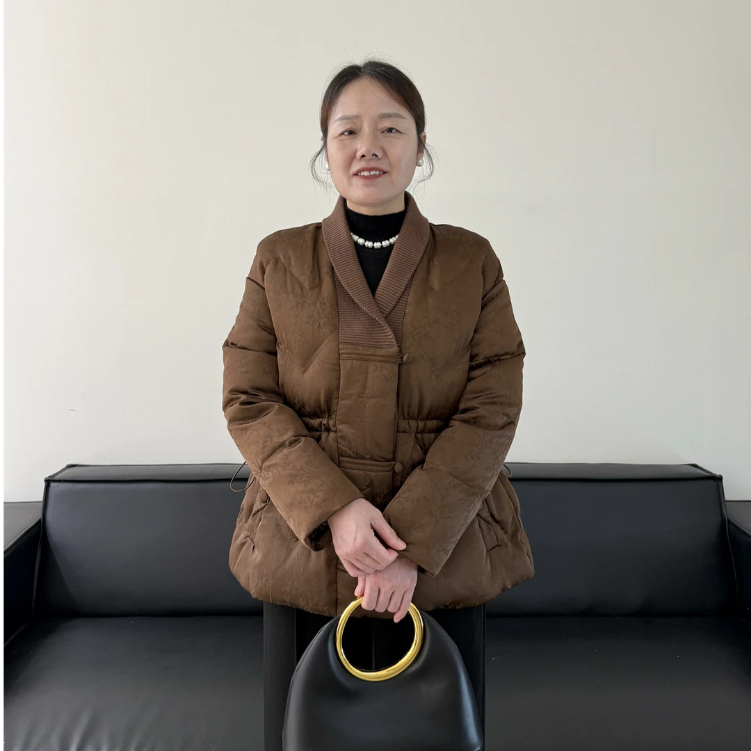 2025新款气质妈妈冬装羽绒服女短款洋气中老年白鸭绒加厚保暖外套