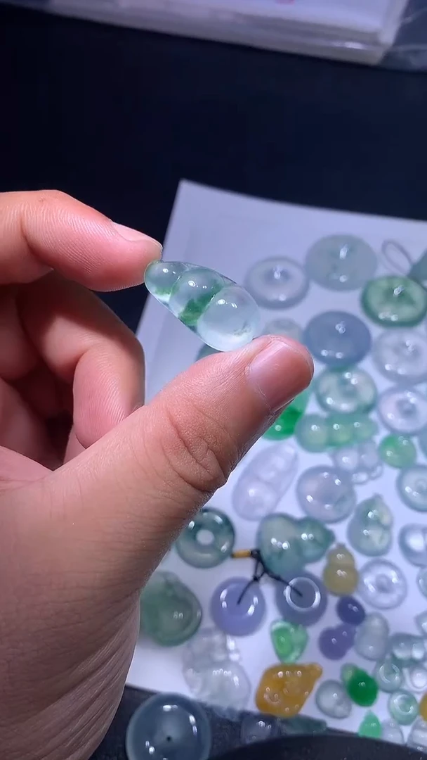 翡翠未镶嵌颈饰豆子