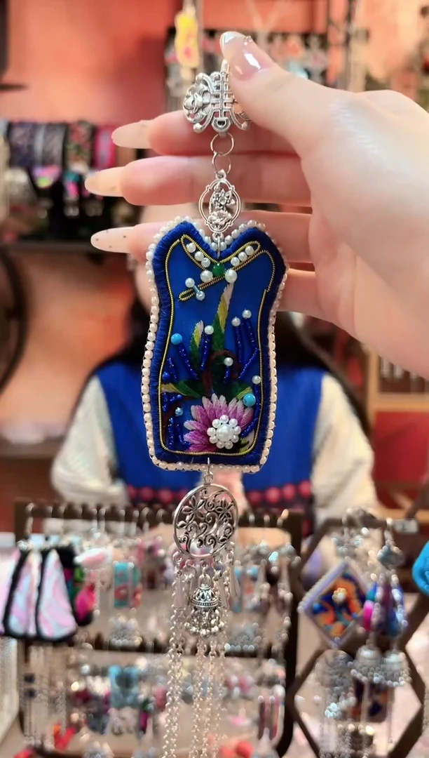 织绣云织谣民族风精美饰品  750