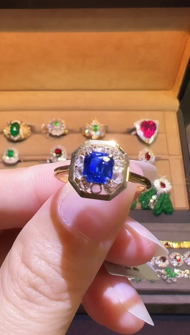 戒指蓝宝石18K金镶嵌1.05ct