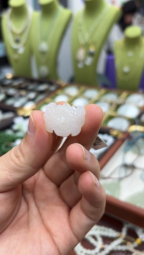 颈饰未镶嵌和田玉野牛沟瑞兽