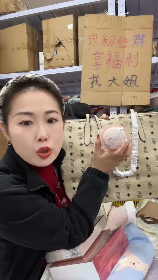 PU 宝宝们抓紧时间去下方链接拍吧发两瓶素颜霜发两瓶芦荟胶