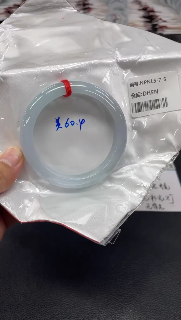 翡翠手镯未镶嵌翡翠手镯