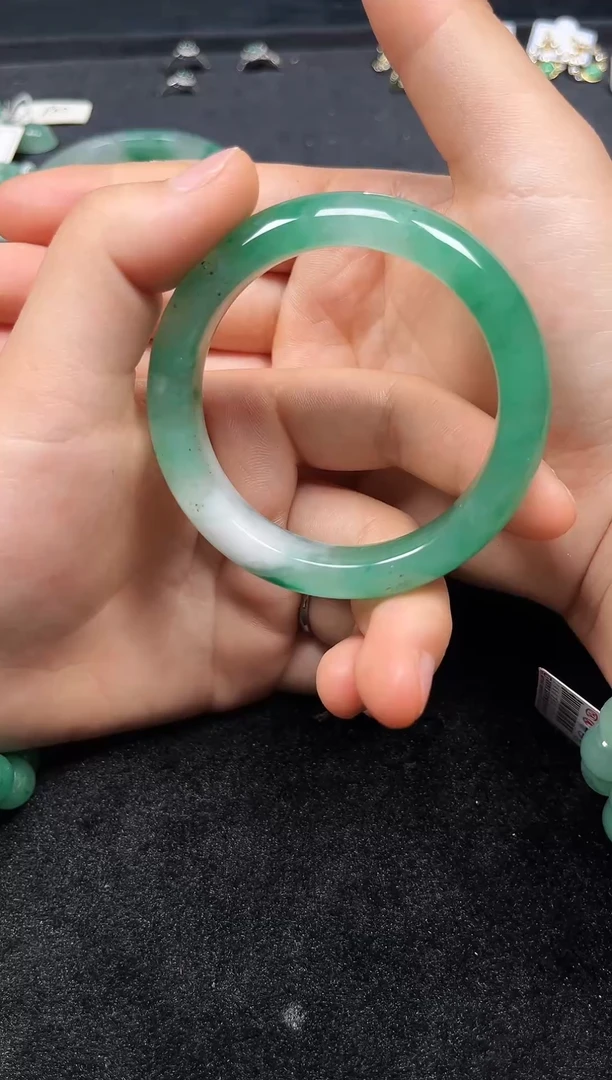 翡翠手镯未镶嵌手镯