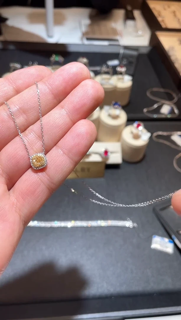 颈饰18K金镶嵌钻石0.5ct