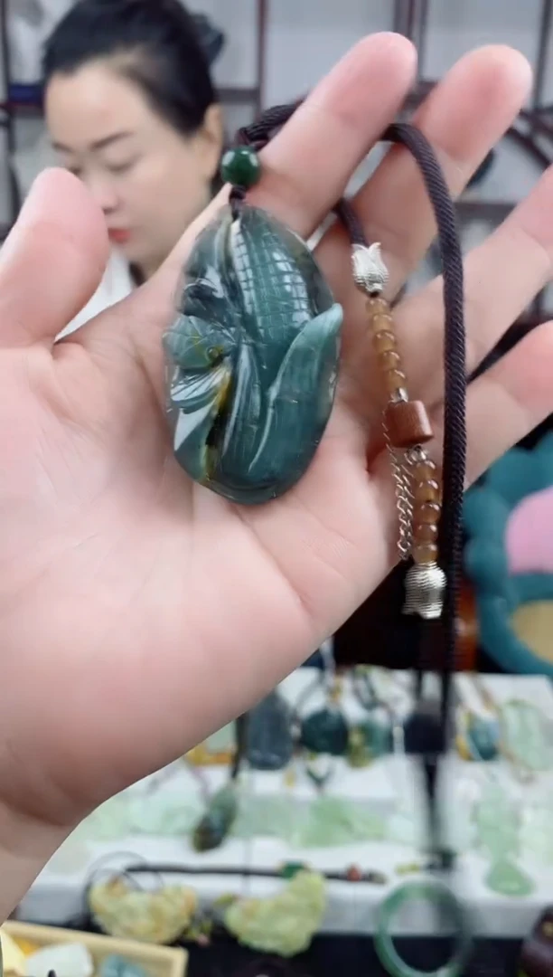 未镶嵌岫玉颈饰1