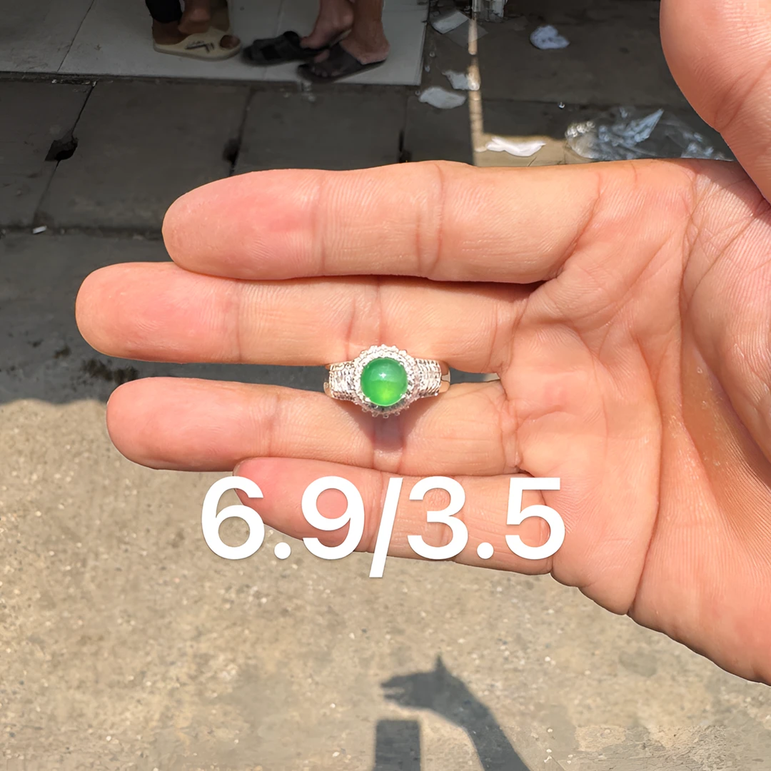 0522(小哪吒在源头)冰种翡翠正圆木那绿戒面干净肉细杠味荧光足