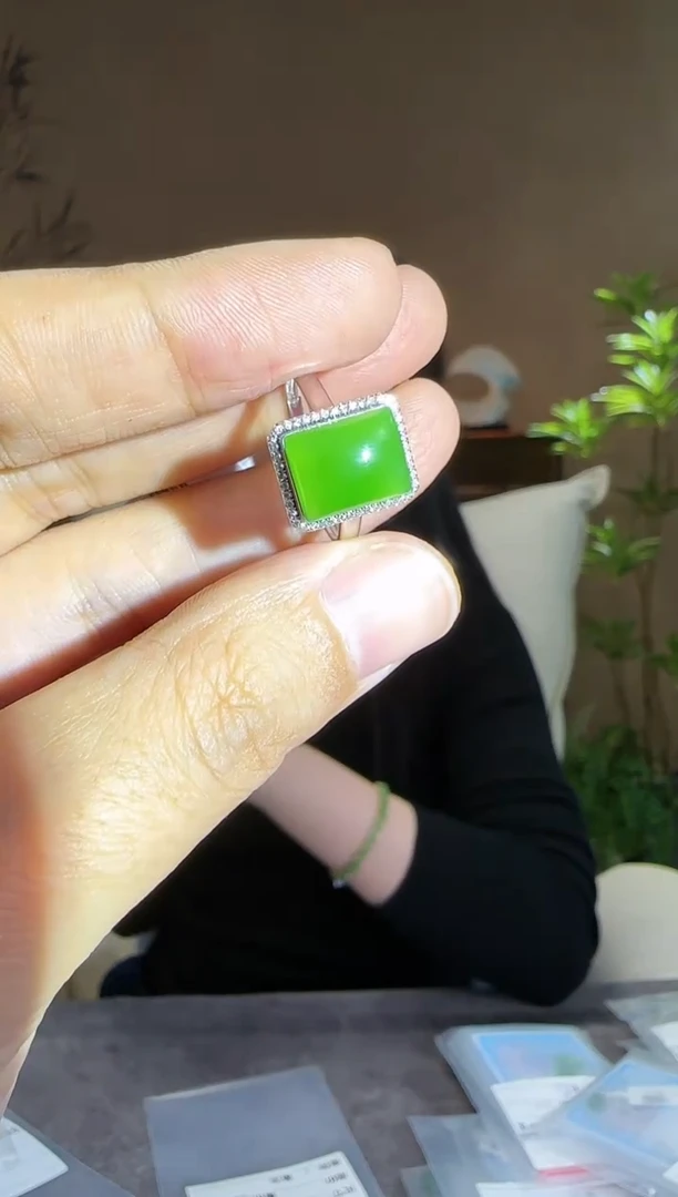【闪购商品】和田玉戒指18K金镶嵌18K金镶碧玉苹果绿方形戒指