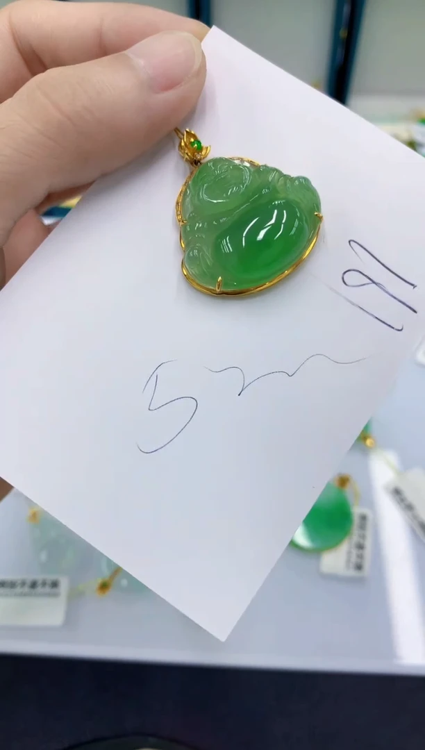 翡翠18K金镶嵌颈饰翡翠