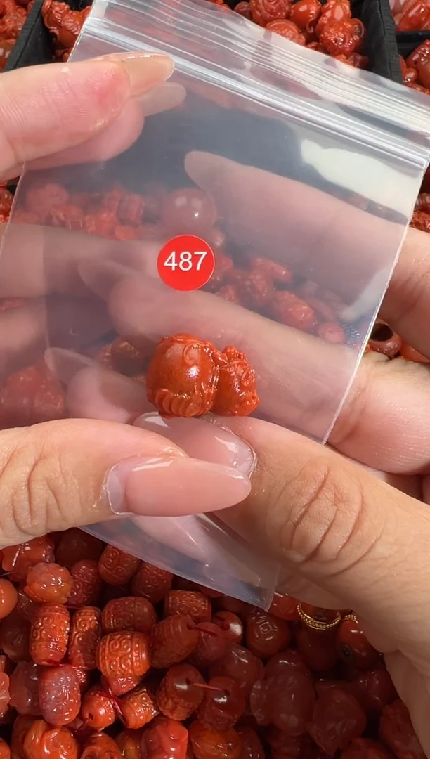 南红玛瑙未镶嵌颈饰1