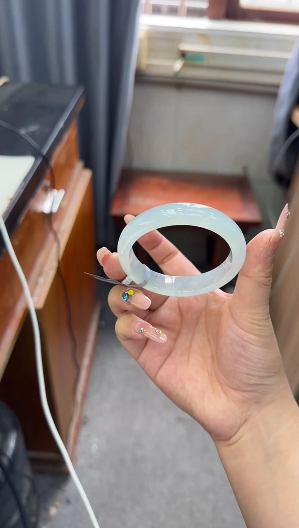 翡翠手镯未镶嵌翡翠手镯