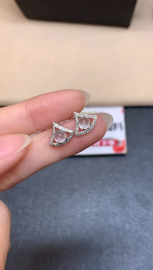 18K金镶嵌翡翠耳饰【无鉴赏期】蛋面【无服务费