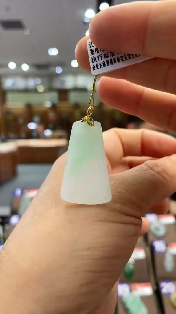 翡翠18K金镶嵌颈饰无事牌