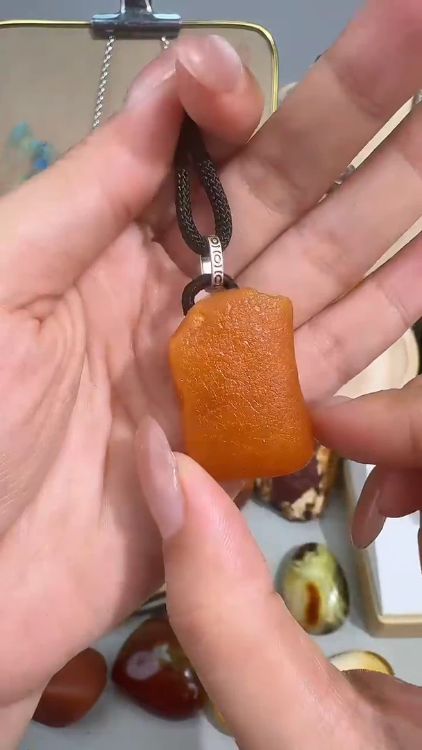 未镶嵌琥珀裸石芳*琥珀