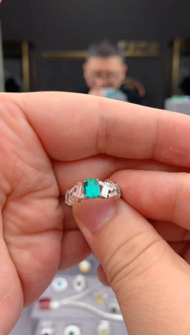 【闪购商品】祖母绿戒指18K金镶嵌67分祖母绿戒指