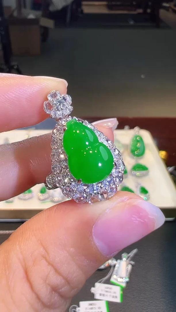 18K金镶嵌戒指翡翠两用款