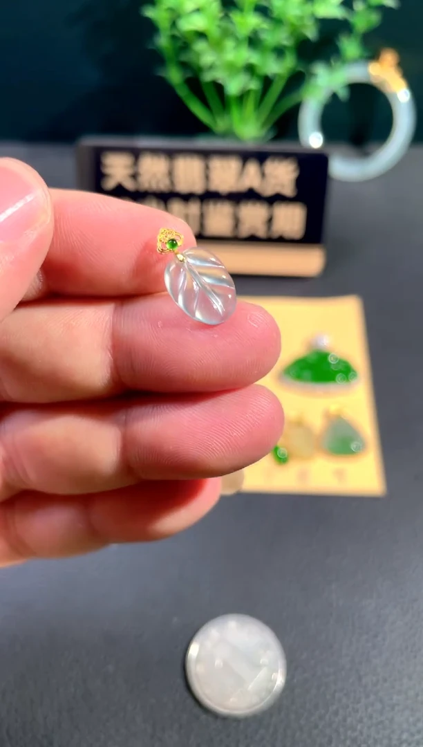 颈饰18K金镶嵌翡翠翡翠
