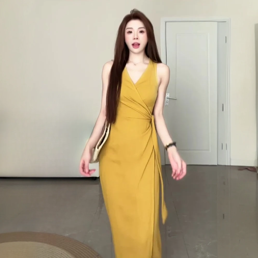 法式高级感御姐轻熟风无袖V领连衣裙女2025夏季新款绑带收腰长裙