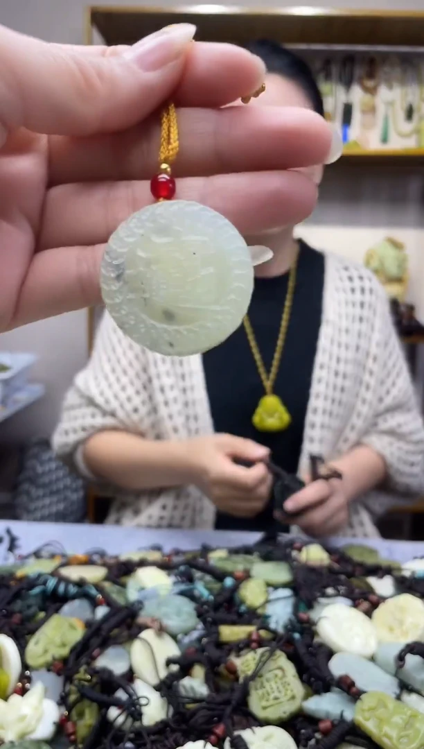 未镶嵌岫玉吊坠`